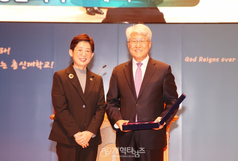 총신대 신학과 83학번 장학금 전달 감사예배 모습