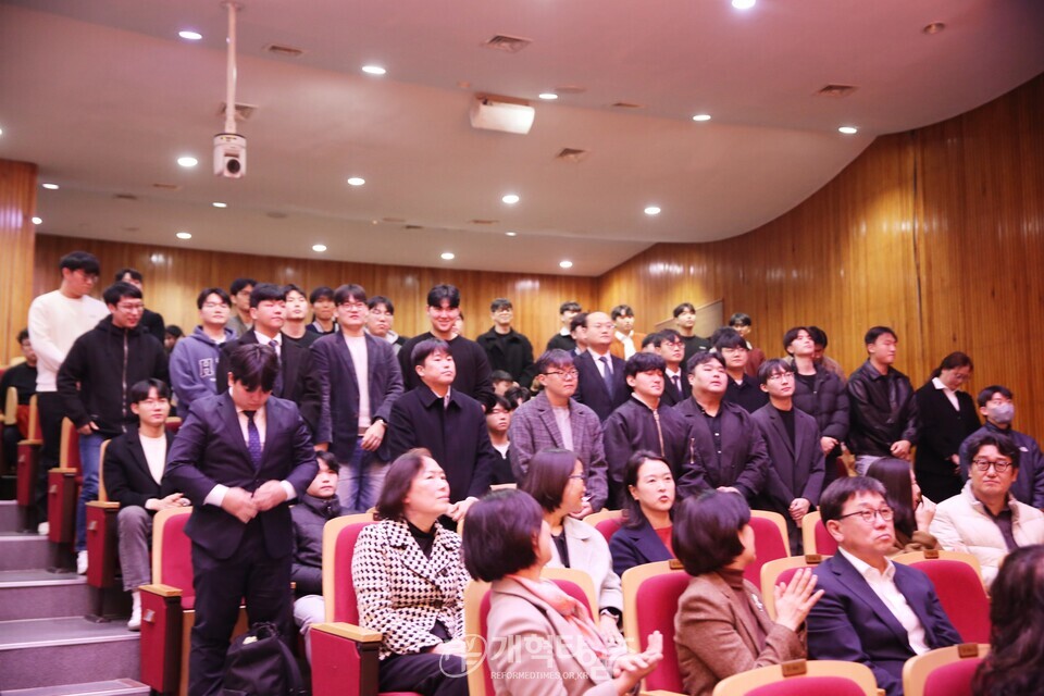 총신대 신학과 83학번 장학금 전달 감사예배 모습