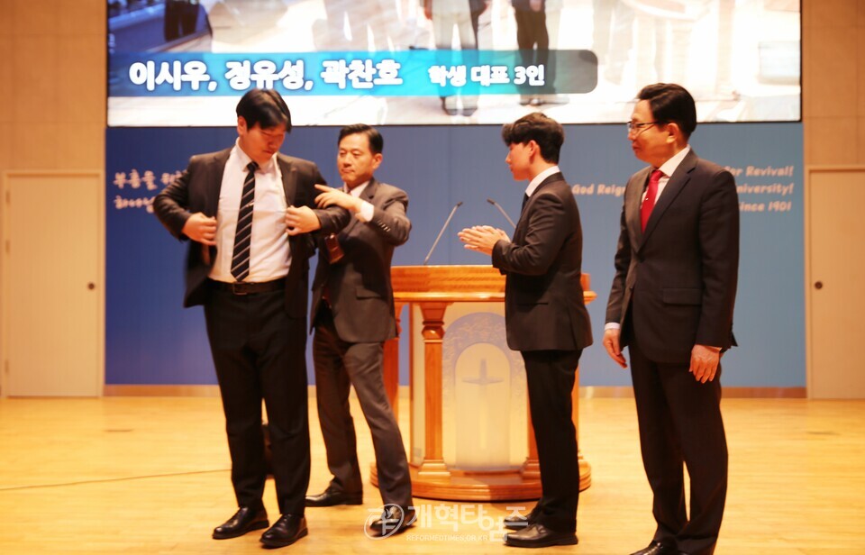 총신대 신학과 83학번 장학금 전달 감사예배 모습