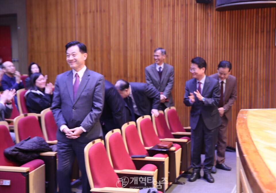 총신대 신학과 83학번 장학금 전달 감사예배 모습