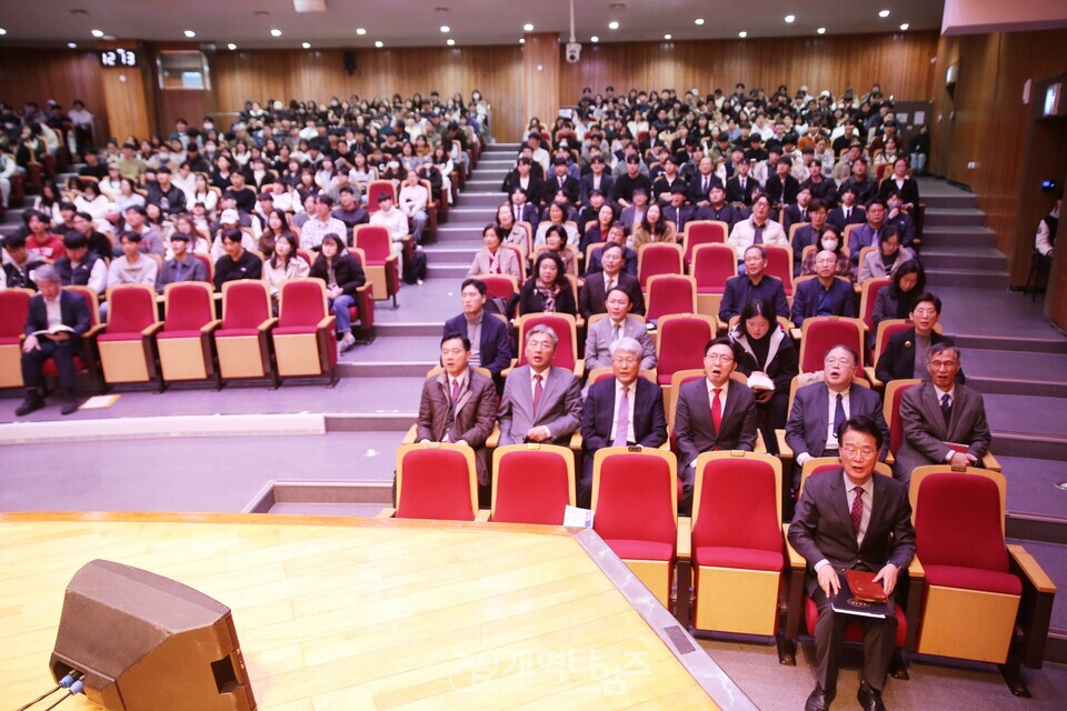총신대 신학과 83학번 장학금 전달 감사예배 모습