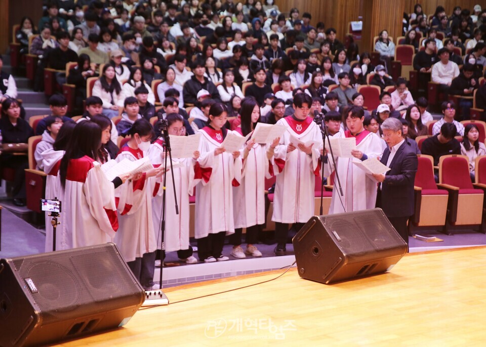 총신대 신학과 83학번 장학금 전달 감사예배 모습
