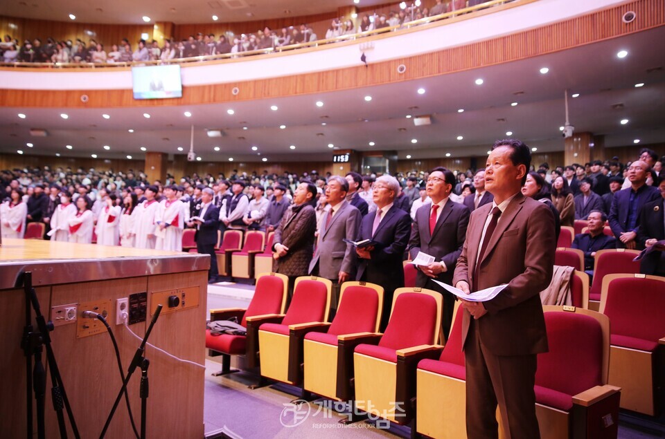 총신대 신학과 83학번 장학금 전달 감사예배 모습