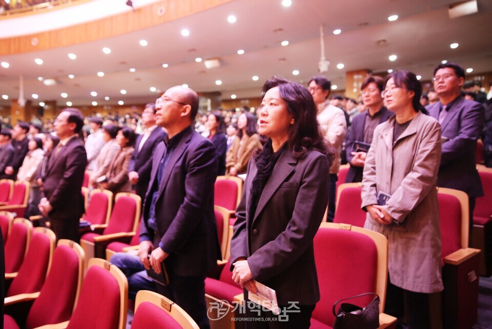 총신대 신학과 83학번 장학금 전달 감사예배 모습