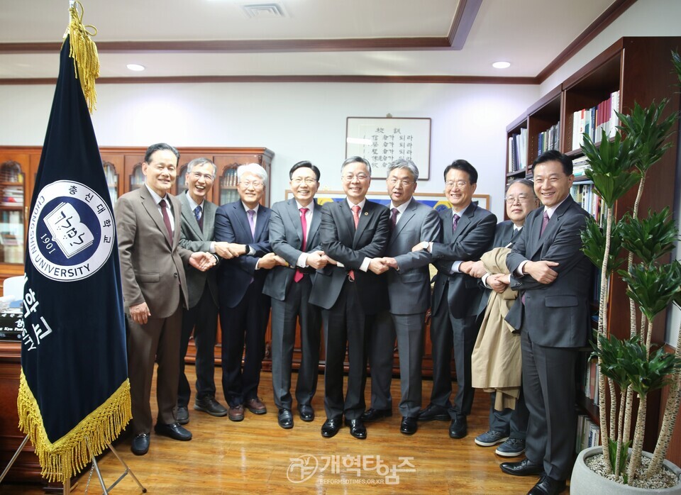 총신대 신학과 83학번 장학금 전달 감사예배 모습