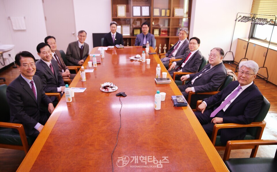 총신대 신학과 83학번 장학금 전달 감사예배 모습