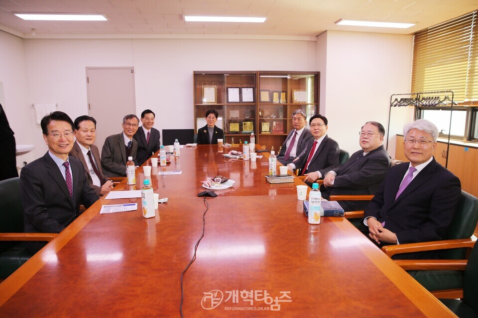 총신대 신학과 83학번 장학금 전달 감사예배 모습