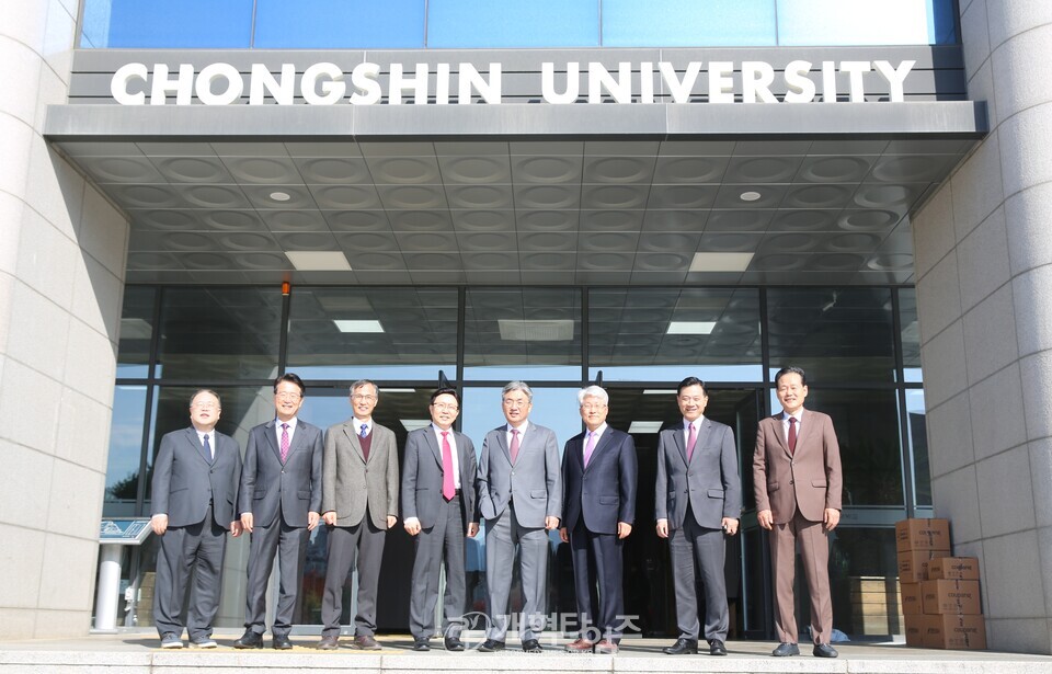 총신대 신학과 83학번 장학금 전달 감사예배 모습