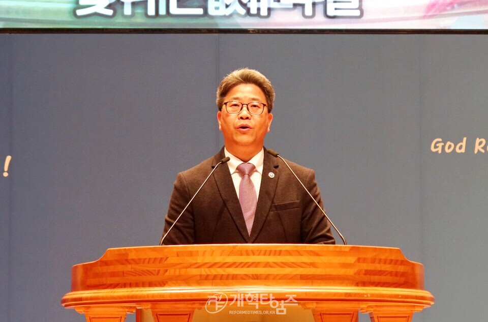 총신대 신학과 83학번 장학금 전달 감사예배 모습