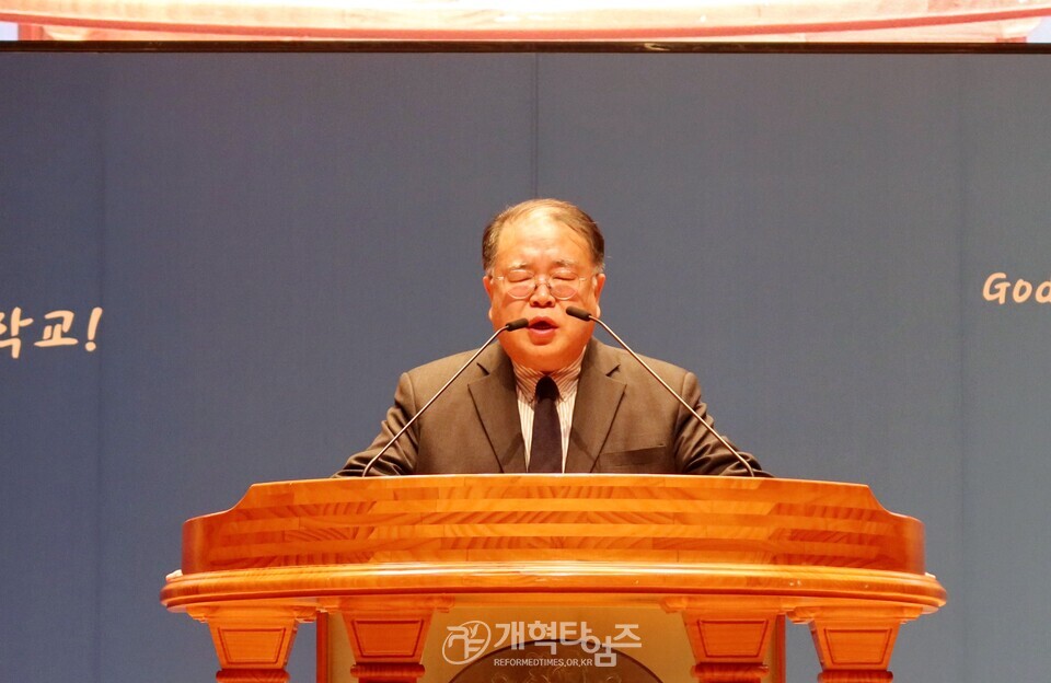 총신대 신학과 83학번 장학금 전달 감사예배 모습