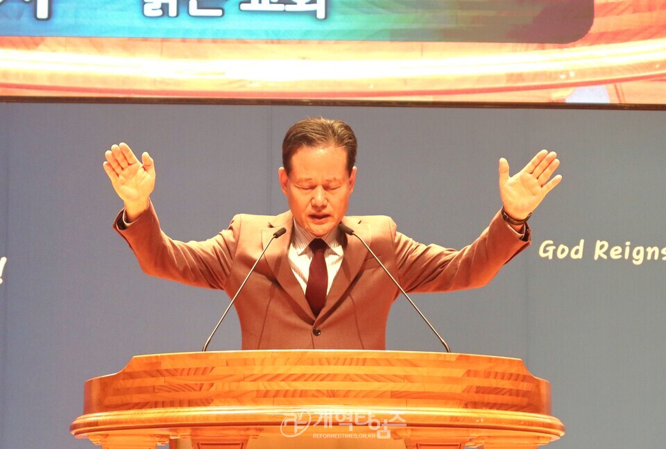 총신대 신학과 83학번 장학금 전달 감사예배 모습