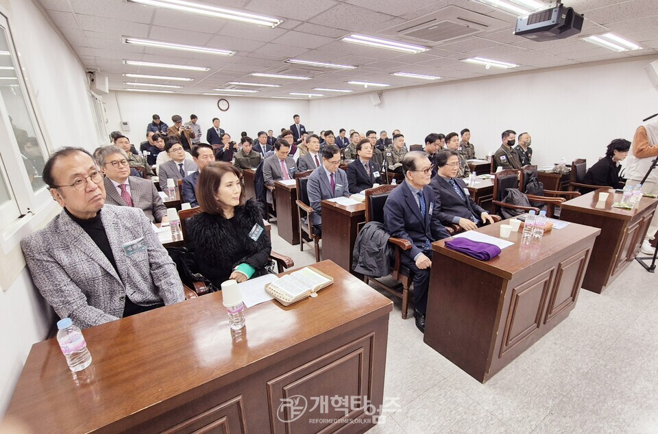 총회군선교회 &, 총회군선교부, 「사랑의 선물 손난로 전달식」 모습