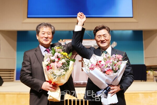 영남협의회 제 8회 정기총회 및 제110회 총회 당선인 축하 모습