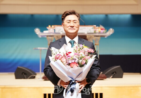 영남협의회 제 8회 정기총회 및 제110회 총회 당선인 축하 모습