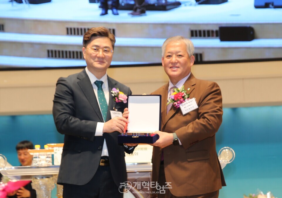 영남협의회 제 8회 정기총회 및 제110회 총회 당선인 축하 모습