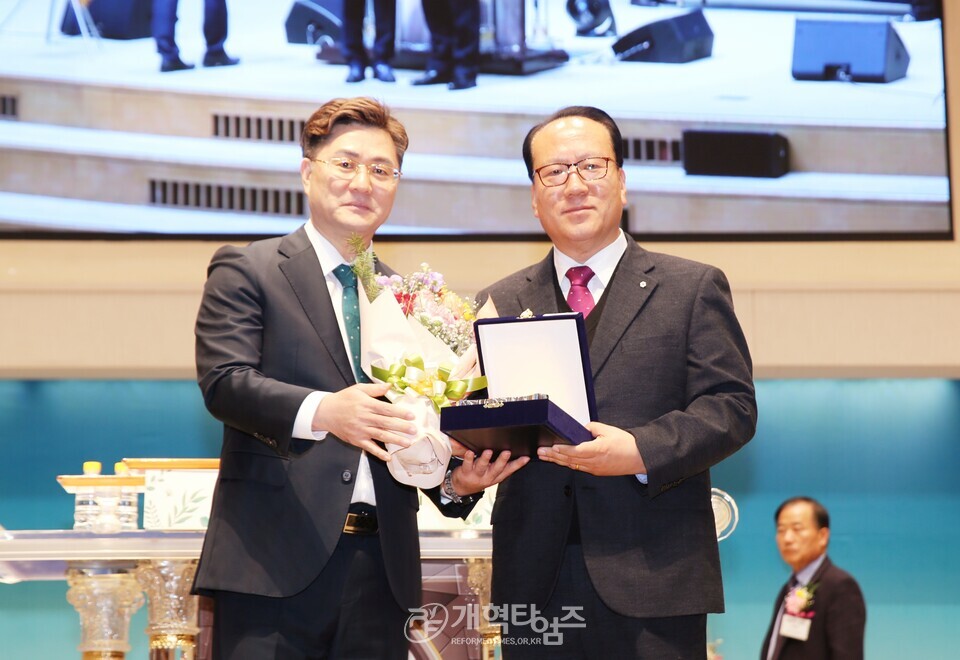 영남협의회 제 8회 정기총회 및 제110회 총회 당선인 축하 모습