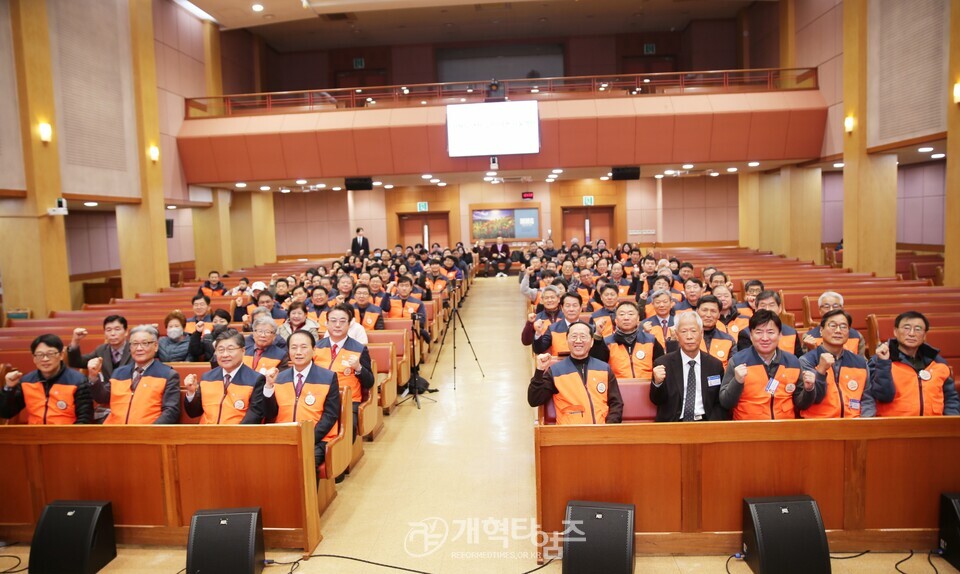 교회종합지원센터&서울ㆍ서북지역남전도회, 사랑의 연탄ㆍ김치ㆍ라면 배달 행사 모습