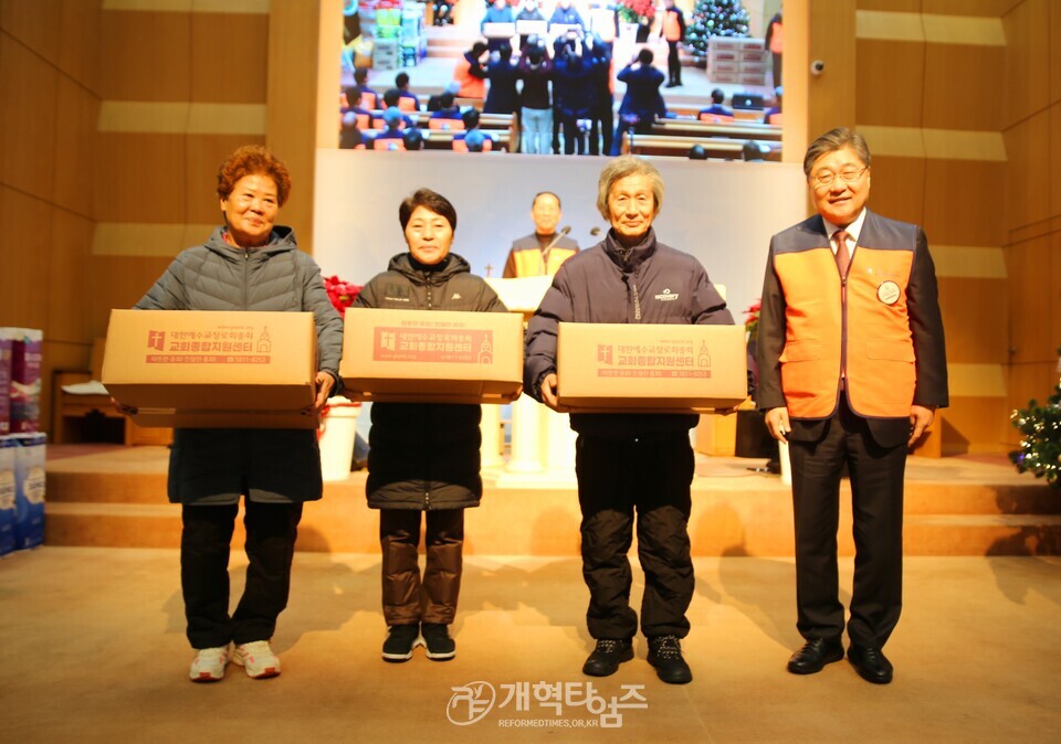 교회종합지원센터&서울ㆍ서북지역남전도회, 사랑의 연탄ㆍ김치ㆍ라면 배달 행사 모습