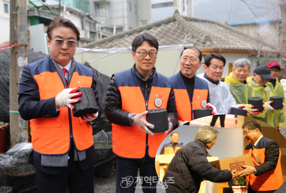 교회종합지원센터&서울ㆍ서북지역남전도회, 사랑의 연탄ㆍ김치ㆍ라면 배달 행사 모습