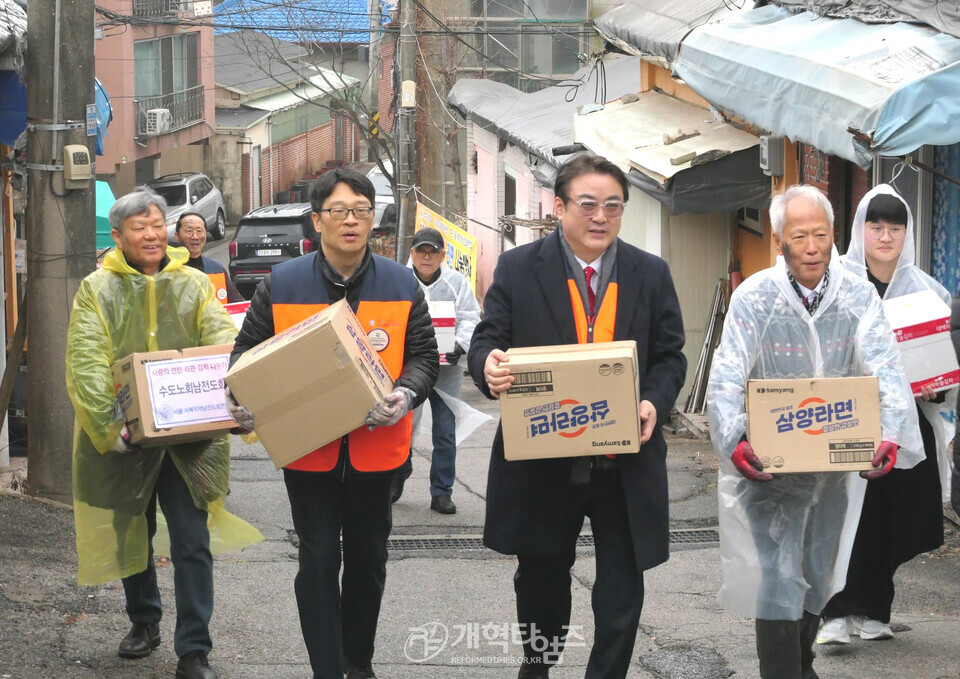 교회종합지원센터&서울ㆍ서북지역남전도회, 사랑의 연탄ㆍ김치ㆍ라면 배달 행사 모습