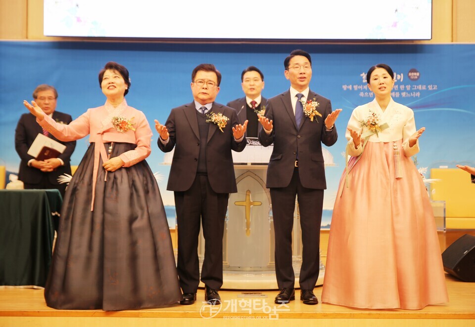 한밀교회, 심수명 원로 목사 추대 및 신임 담임목사 위임 감사예배 모습