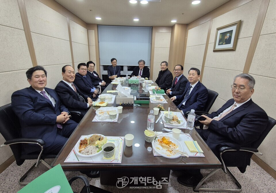 한밀교회, 심수명 원로 목사 추대 및 신임 담임목사 위임 감사예배 모습