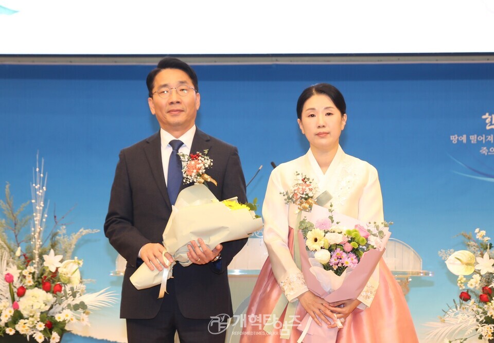한밀교회, 심수명 원로 목사 추대 및 신임 담임목사 위임 감사예배 모습