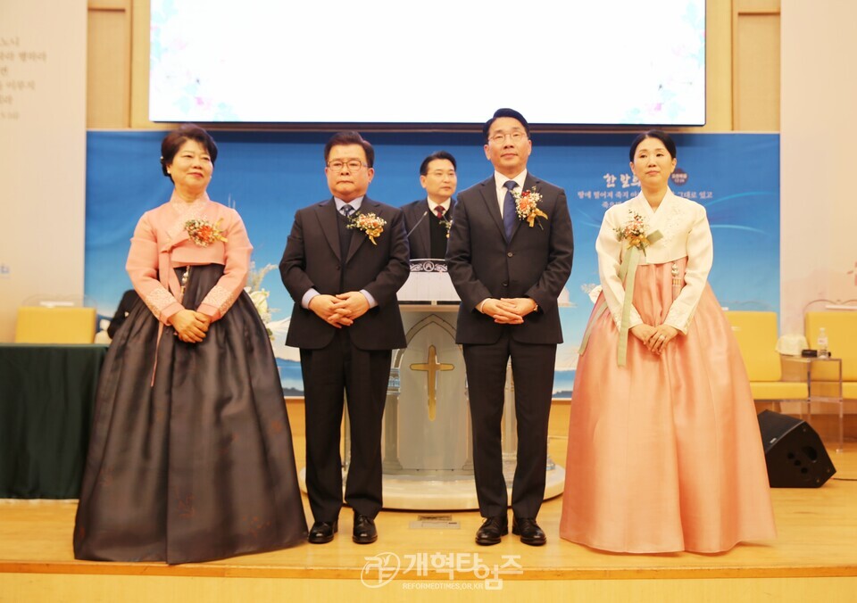 한밀교회, 심수명 원로 목사 추대 및 신임 담임목사 위임 감사예배 모습