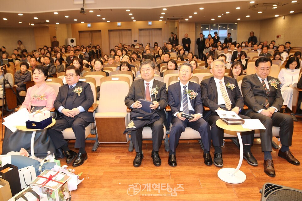 한밀교회, 심수명 원로 목사 추대 및 신임 담임목사 위임 감사예배 모습