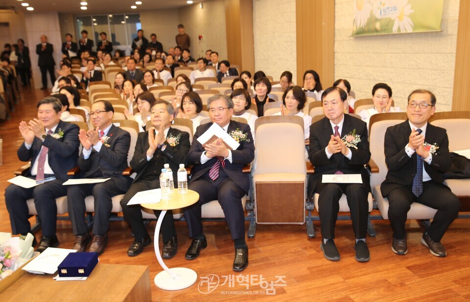 한밀교회, 심수명 원로 목사 추대 및 신임 담임목사 위임 감사예배 모습