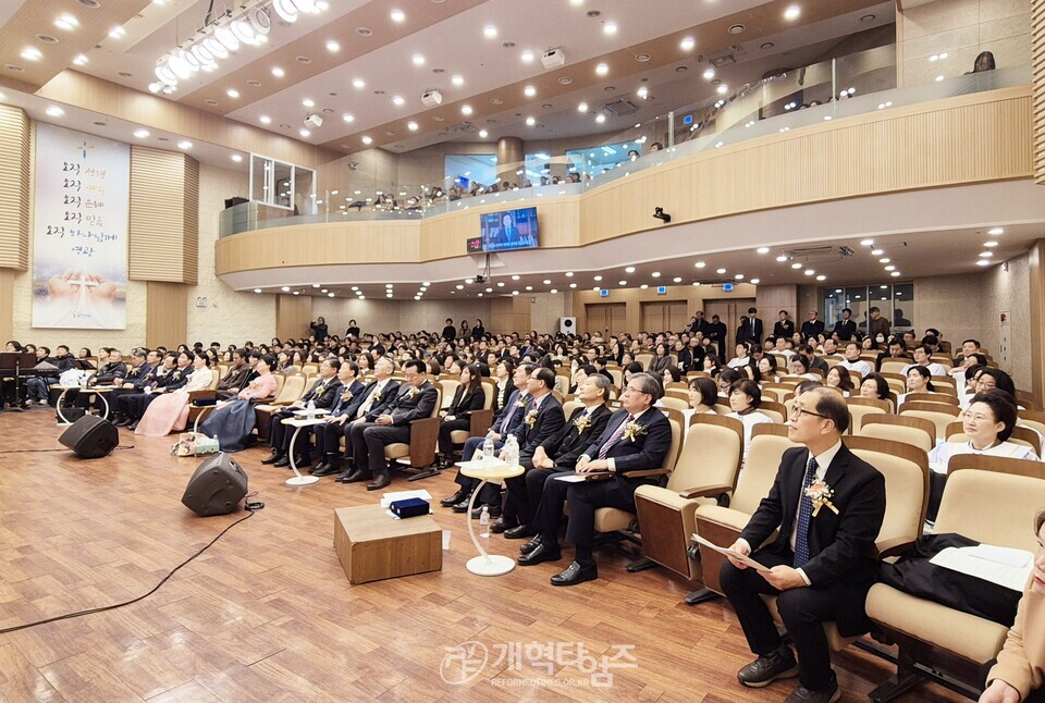 한밀교회, 심수명 원로 목사 추대 및 신임 담임목사 위임 감사예배 모습