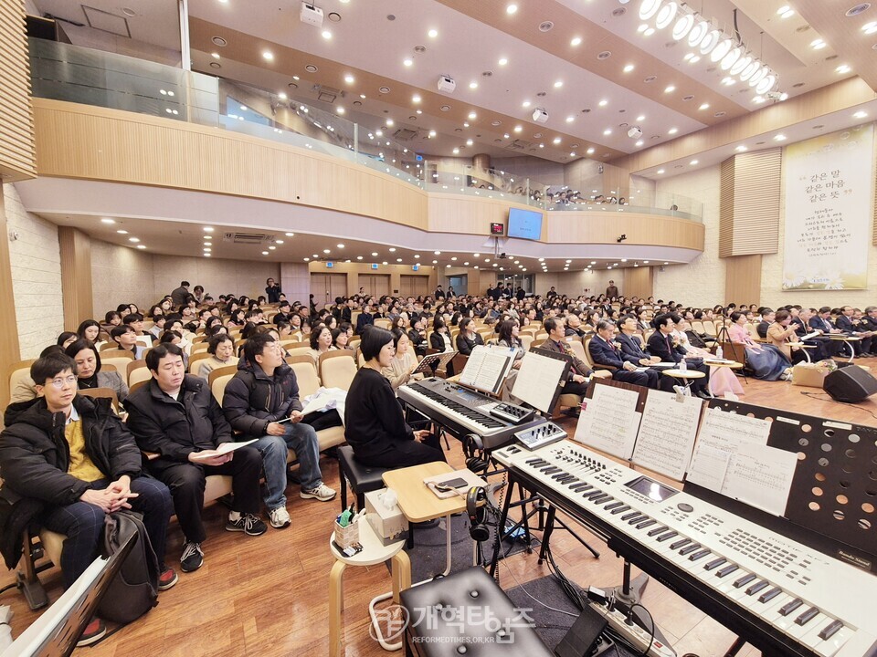 한밀교회, 심수명 원로 목사 추대 및 신임 담임목사 위임 감사예배 모습