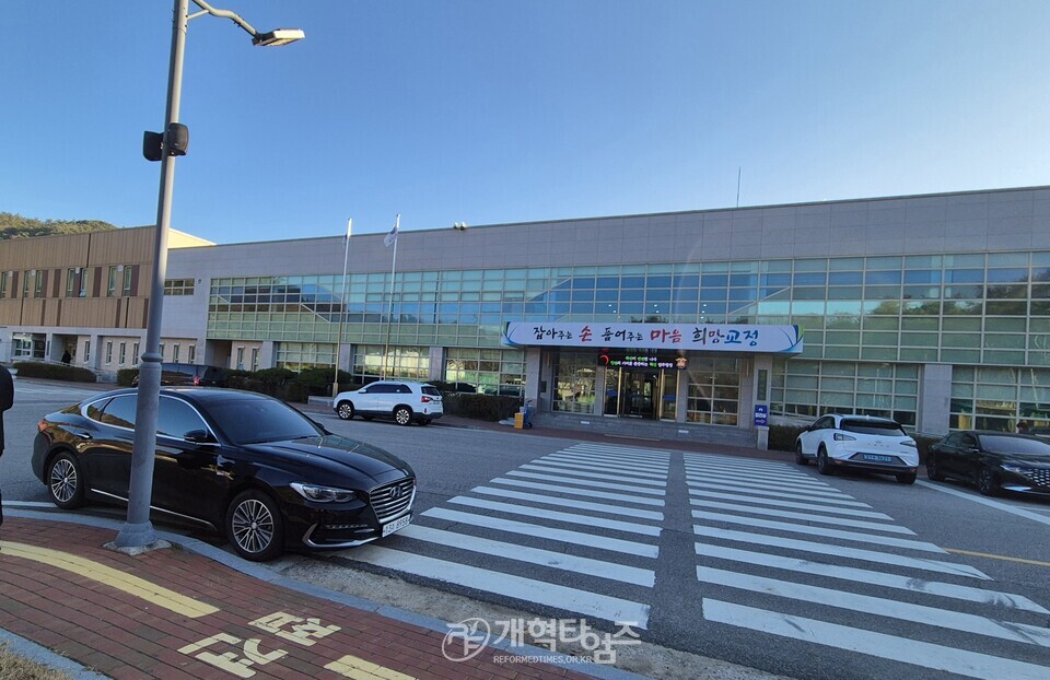 전국남전도회, 광주교도소에서 수용자들과 성탄축하 전도 예배 모습