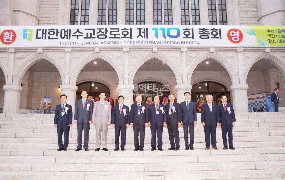 110회 총회 셋째날 새벽기도회 모습