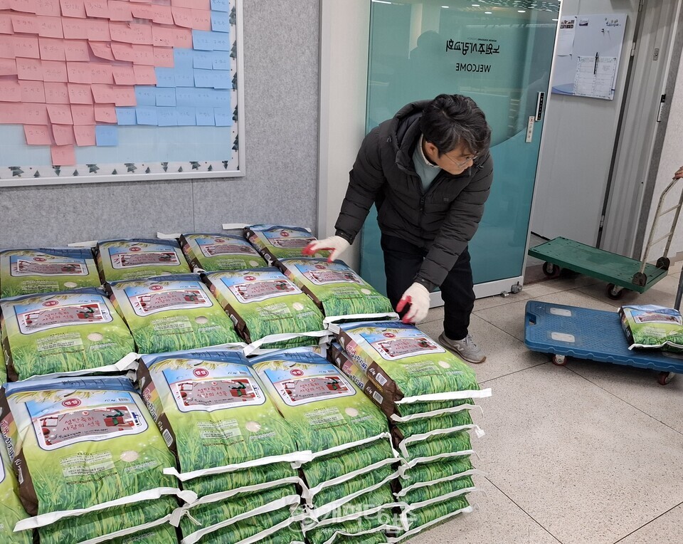 노원 주사랑교회, 소외 계층에 사랑의 쌀 전달 모습