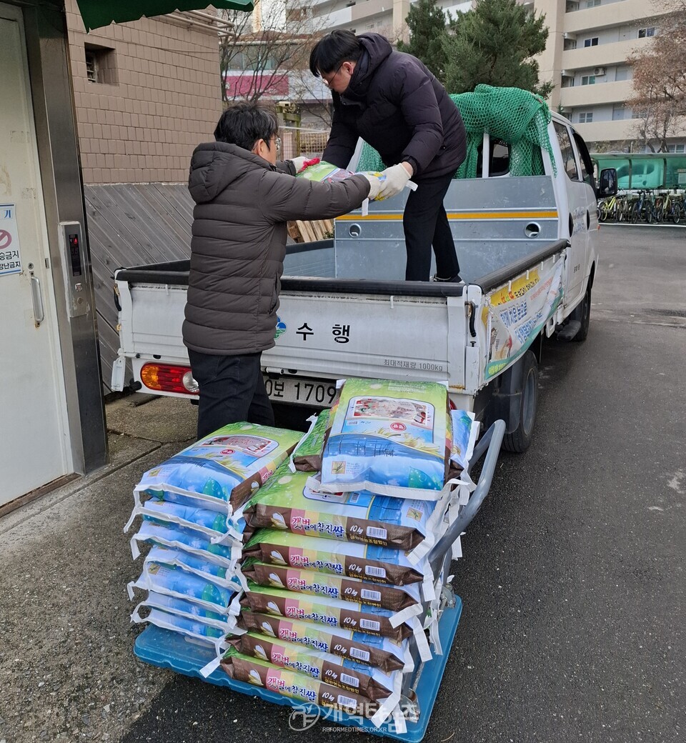 노원 주사랑교회, 소외 계층에 사랑의 쌀 전달 모습