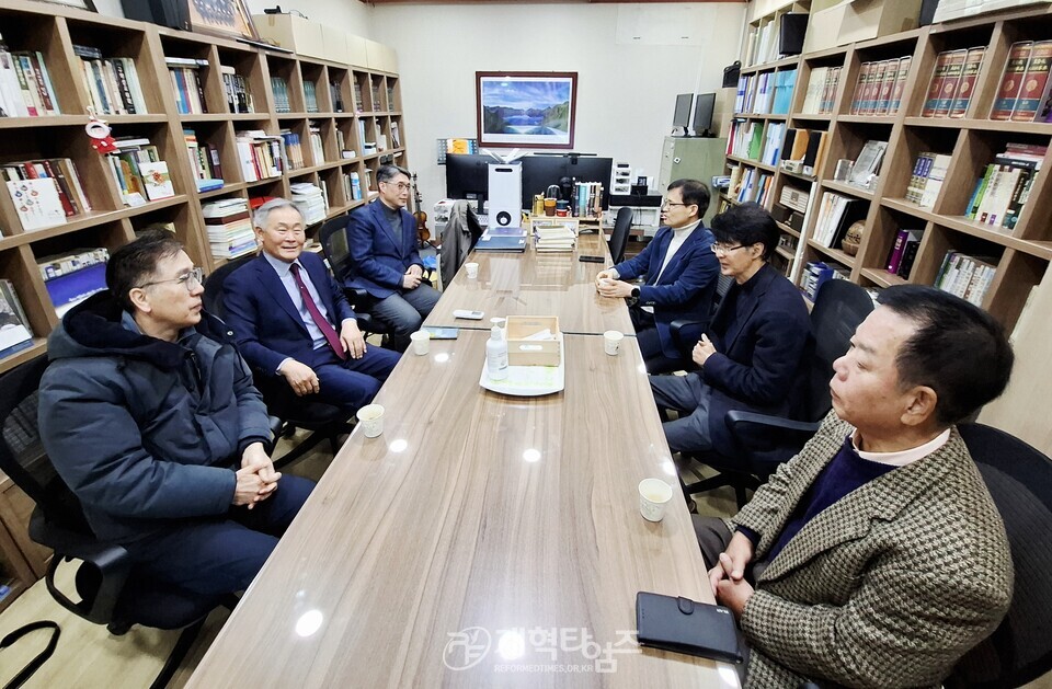 노원 주사랑교회, 소외 계층에 사랑의 쌀 전달 모습