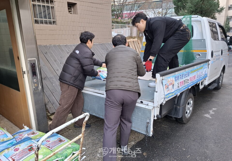 노원 주사랑교회, 소외 계층에 사랑의 쌀 전달 모습