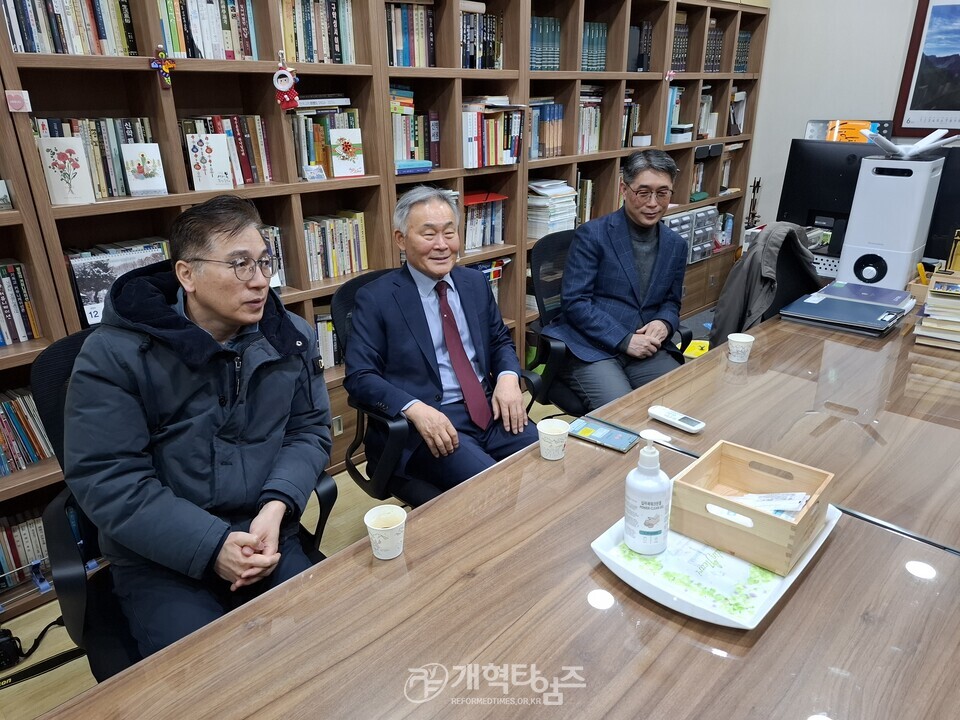 노원 주사랑교회, 소외 계층에 사랑의 쌀 전달 모습