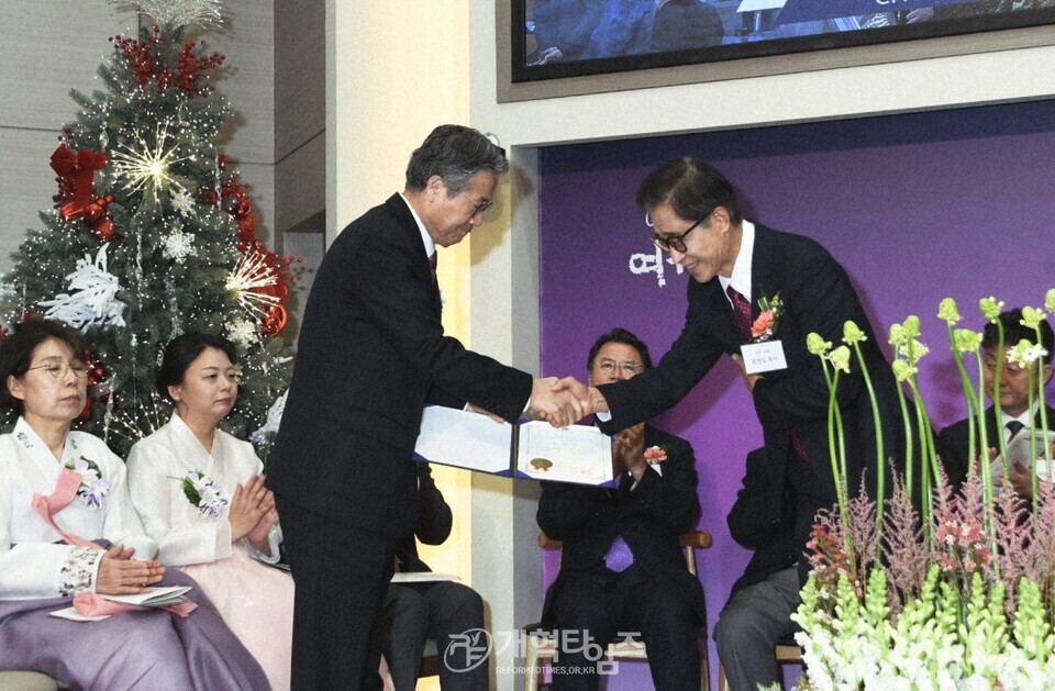 충정교회, 옥성석 원로 목사 추대 및 담임 목사 위임 감사예배 모습