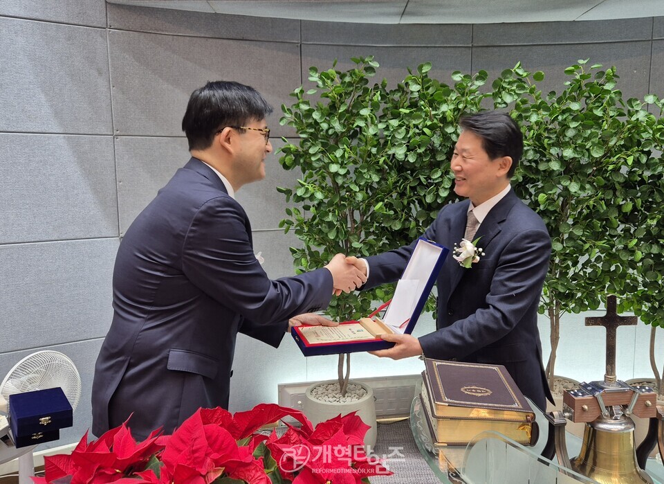 꽃동산교회, 김종준 원로 목사 추대ㆍ담임 목사 위임 및 장로 은퇴 감사예배 모습