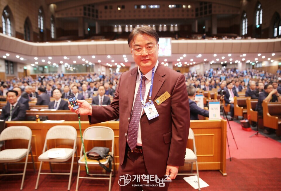 110회 대한예수교장로회총회 정년 연장 안 표결 모습