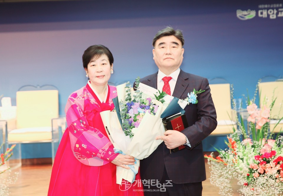 울산 대암교회, 증경총회장 배광식 목사 원로 추대 감사예배 모습