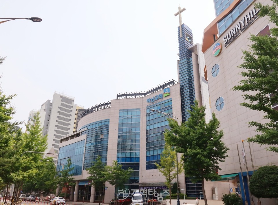 총신대신대원 총동창회장ㆍ중부협 차기회장 김종원목사, 외아들 결혼예식이 드려진 하남교회 모습