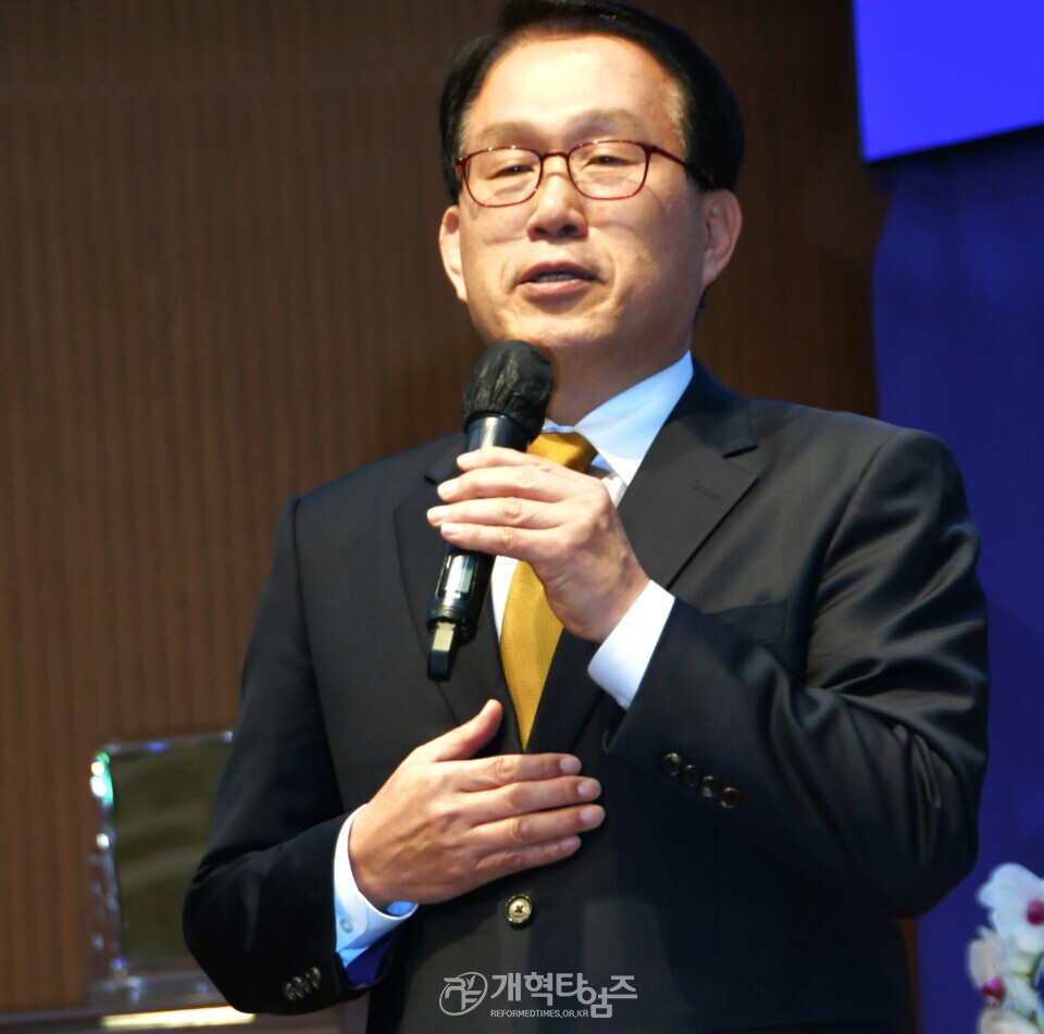 문찬호 목사, 성남교회 제직세미나 특별찬양 모습