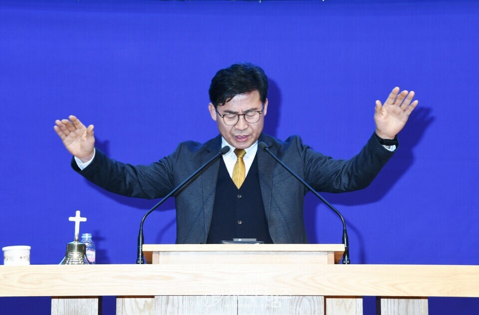 문찬호 목사, 성남교회 제직세미나 특별찬양 모습