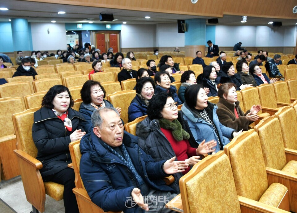 문찬호 목사, 성남교회 제직세미나 특별찬양 모습