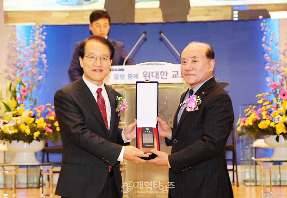 늘사랑교회, 정영기 목사ㆍ송병원 장로 원로 추대 및 담임목사 위임 등 임직 감사예배 모습