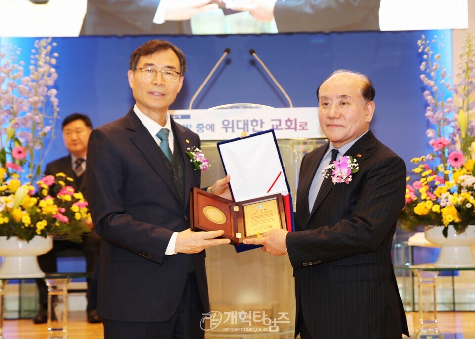 늘사랑교회, 정영기 목사ㆍ송병원 장로 원로 추대 및 담임목사 위임 등 임직 감사예배 모습