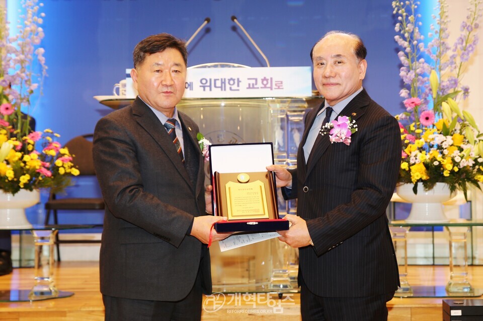 늘사랑교회, 정영기 목사ㆍ송병원 장로 원로 추대 및 담임목사 위임 등 임직 감사예배 모습